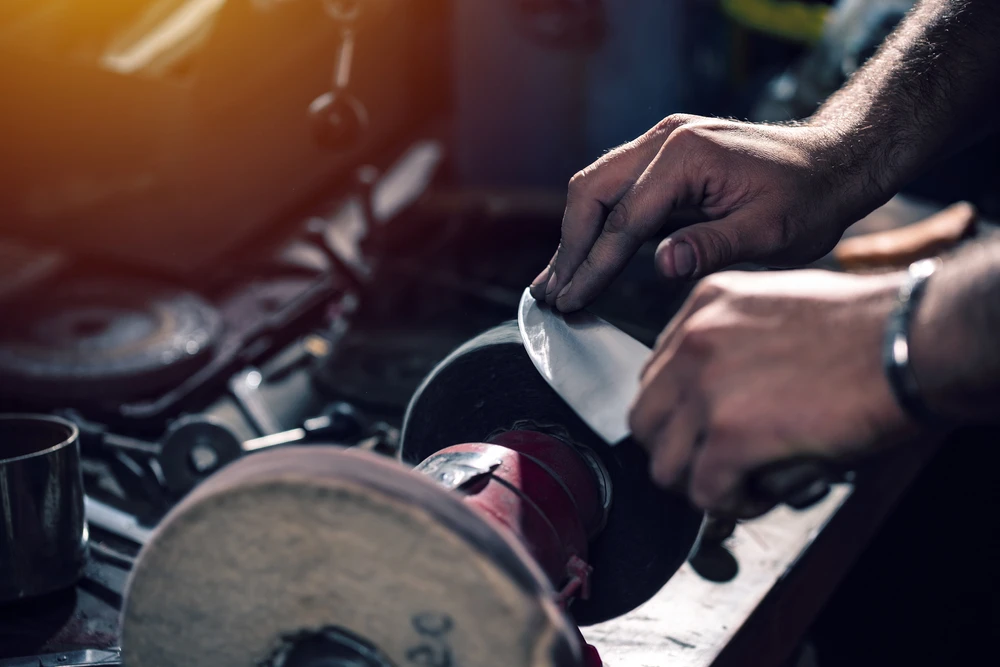Serviço de afiação profissional de facas e tesouras no Caminho das Árvores com o Chaveiro Amazonas.